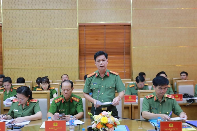 Đại tá, TS Nguyễn Văn Thiết phát biểu với tham luận “Công tác phát triển đảng viên trong Học viện An ninh nhân dân&quot;.