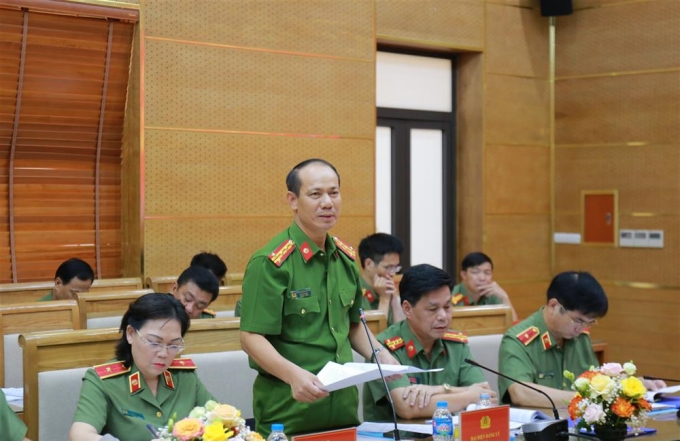 Đại tá, PGS.TS Trần Quang Huyên phát biểu với chủ đề “Giải pháp nâng cao chất lượng, hiệu quả công tác phát triển đảng viên là học viên học viện Cảnh sát nhân dân gắn với mục tiêu xây dựng lực lượng CAND cách mạng, chính quy, tinh nhuệ, hiện đại”.