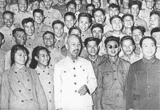 Chủ tịch Hồ Chí Minh chụp ảnh với đại biểu quân đội, thương binh và quân nhân phục viên sau buổi gặp tại Phủ Chủ tịch, 29/1/1957. (Ảnh tư liệu)
