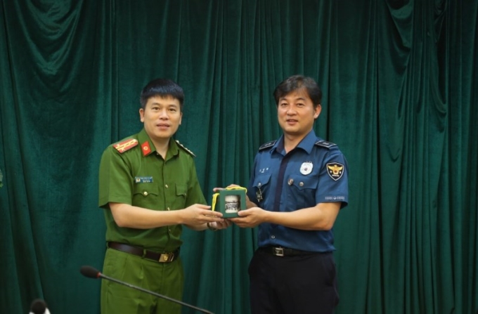 Đại tá, PGS. TS Trần Hồng Quang, Phó Giám đốc Học viện tặng quà lưu niệm cho đoàn