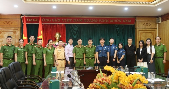 Đoàn chụp ảnh lưu niệm cùng Đại tá, PGS. TS Trần Hồng Quang, Phó Giám đốc Học viện và đại diện lãnh đạo các đơn vị chức năng của Bộ Công an và Học viện CSND