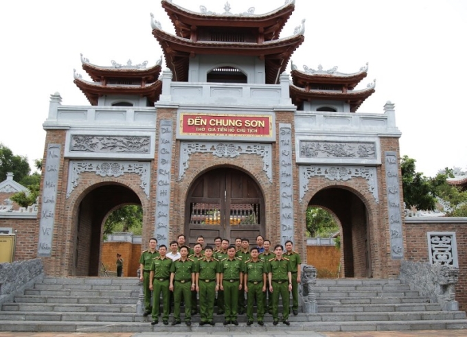 Đoàn đại biểu chụp ảnh lưu niệm tại Đền Chung Sơn