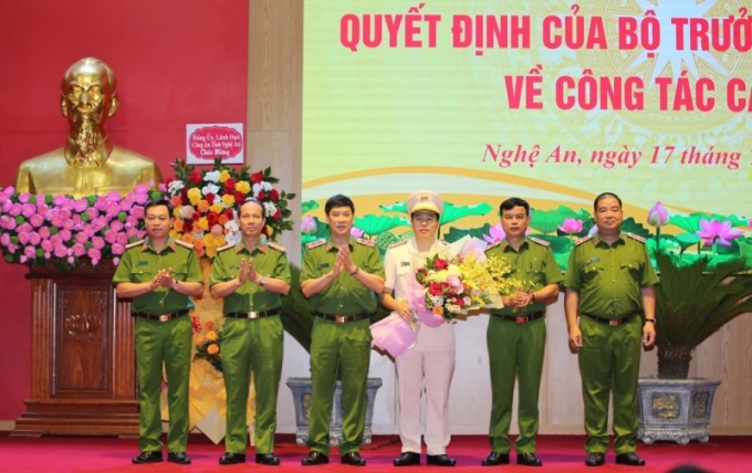 Ban Giám đốc Học viện Cảnh sát nhân dân tặng hoa chúc mừng đồng chí Đại tá Trần Hồng Quang