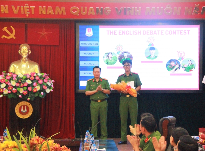 Đại tá Nguyễn Đăng Sáu, Phó Giám đốc trao giải Nhất cho học viên tham dự