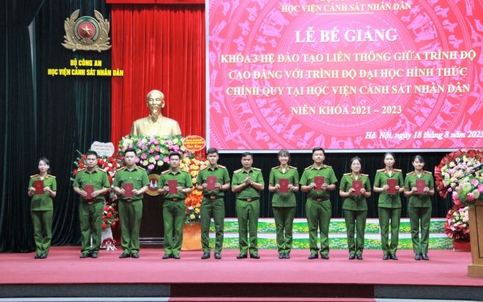 Thiếu tướng, GS. TS Nguyễn Đắc Hoan, Phó Giám đốc Học viện trao bằng tốt nghiệp cho các học viên