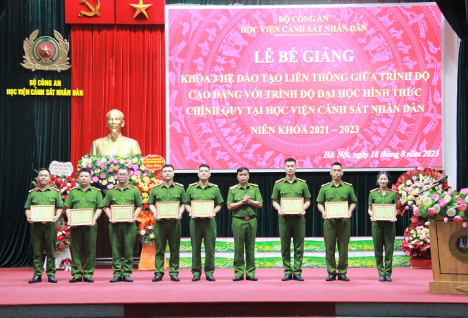 Thiếu tướng, GS. TS Nguyễn Đắc Hoan, Phó Giám đốc Học viện trao giấy khen cho các học viên có thành tích xuất sắc trong quá trình học tập, rèn luyện