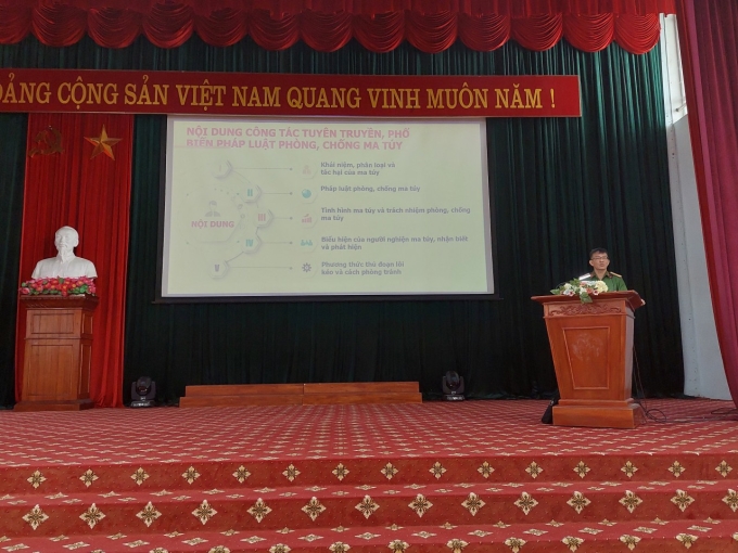 Đại tá, PGS. TS Hoàng Minh Thành, Phó Trưởng khoa Cảnh sát PCTP về ma túy tuyên truyền phòng chống ma tuý tại huyện Yên Sơn, tỉnh Tuyên Quang