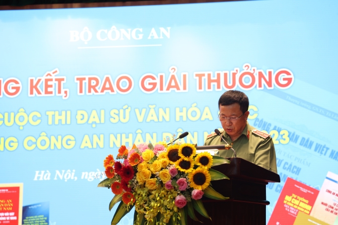 Thiếu tướng, NSND Nguyễn Công Bẩy, Phó Cục trưởng Cục Công tác Đảng và công tác chính trị báo cáo tổng kết Cuộc thi
