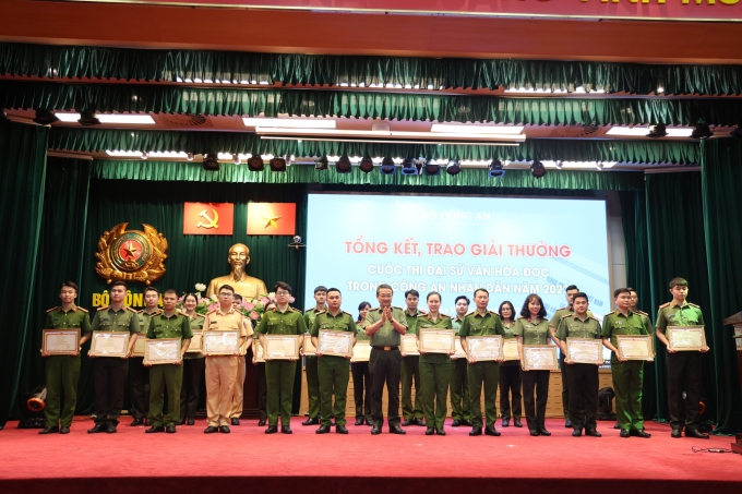 Trung tướng Nguyễn Ngọc Toàn, Cục trưởng Cục Công tác Đảng và công tác chính trị trao Bằng khen của Bộ Công an cho các thí sinh đạt Giải A