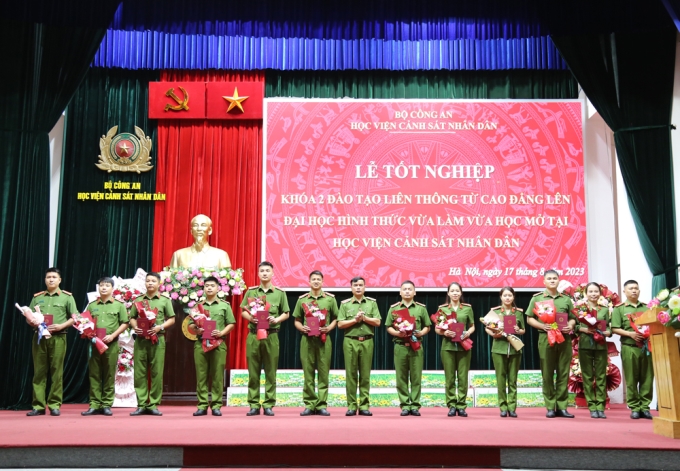Thiếu tướng, GS. TS Nguyễn Đắc Hoan, Phó Giám đốc Học viện trao bằng tốt nghiệp cho các học viên