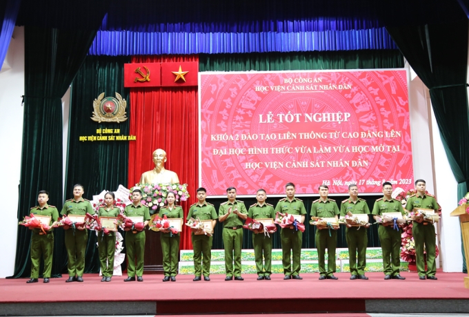 Thiếu tướng, GS. TS Nguyễn Đắc Hoan, Phó Giám đốc Học viện trao Giấy khen của Giám đốc Học viện cho các học viên