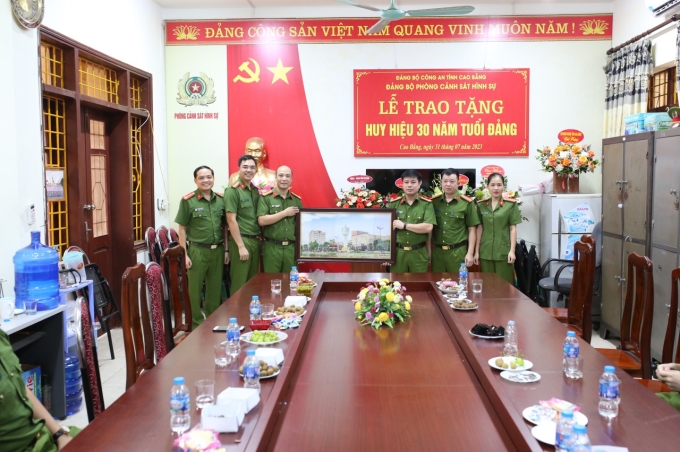 Khoa Cảnh sát hình sự - Học viện CSND tặng quà lưu niệm cho Phòng Cảnh sát hình sự - Công an tỉnh Cao Bằng
