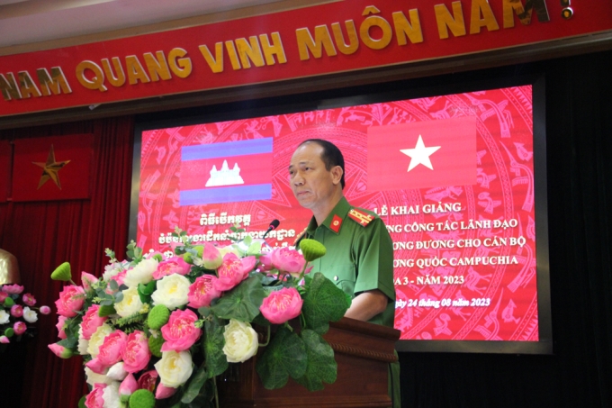 Đại tá, PGS. TS Trần Quang Huyên - Phó Giám đốc Học viện phát biểu tại buổi lễ