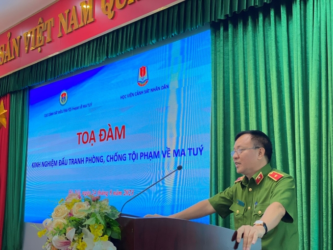 Đồng chí Thiếu tướng Nguyễn Ngọc Quang, Phó Cục trưởng Cục Cảnh sát ĐTTP về ma túy trao đổi với học viên Học viện