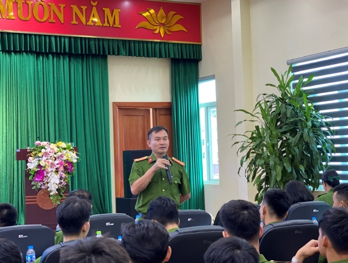 Thượng tá Lê Bá Long - Phó Trưởng phòng 3, Cục Cảnh sát ĐTTP về ma túy chia sẻ kinh nghiệm với học viên