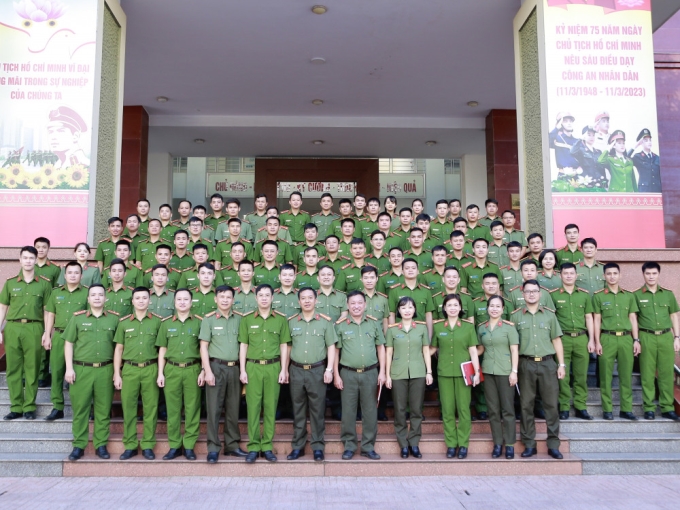 Lãnh đạo Công an tỉnh, đại biểu Học viện Cảnh sát nhân dân chụp hình lưu niệm với học viên tham gia lớp tập huấn