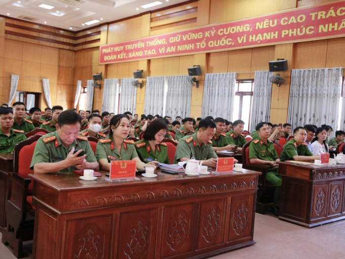 Đại biểu và học viên tham gia lớp bồi dưỡng nghiệp vụ phòng, chống tội phạm sử dụng công nghệ cao mở tại Công an tỉnh Hà Tĩnh