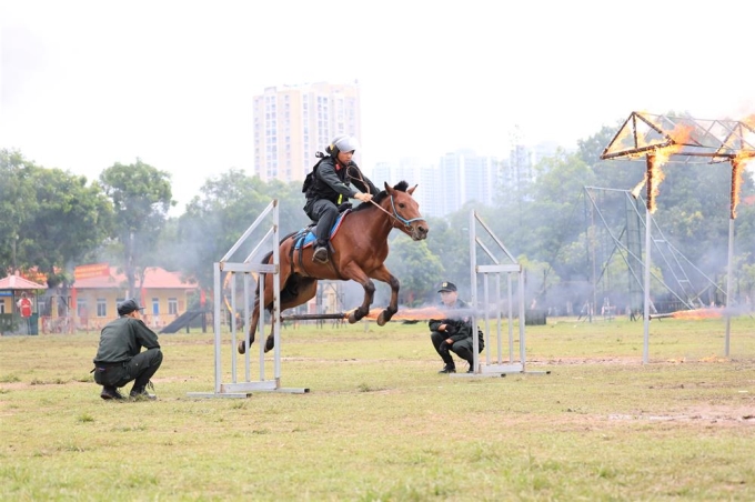 Cảnh sát cơ động kỵ binh luyện tập tại thao trường.