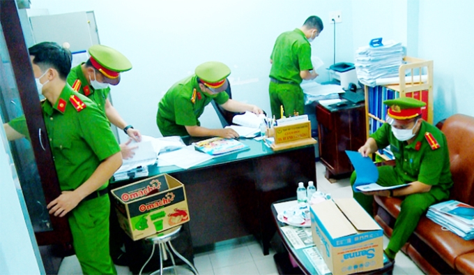 Cơ quan CSĐT Công an tỉnh Khánh Hoà thi hành lệnh khám xét tại CDC Khánh Hòa.