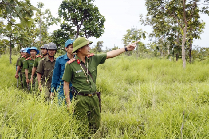 Công an xã Ia Rvê, huyện Ea Súp, tỉnh Đắk Lắk phối hợp tuần tra bảo đảm ANTT trên tuyến biên giới. Ảnh: TTXVN