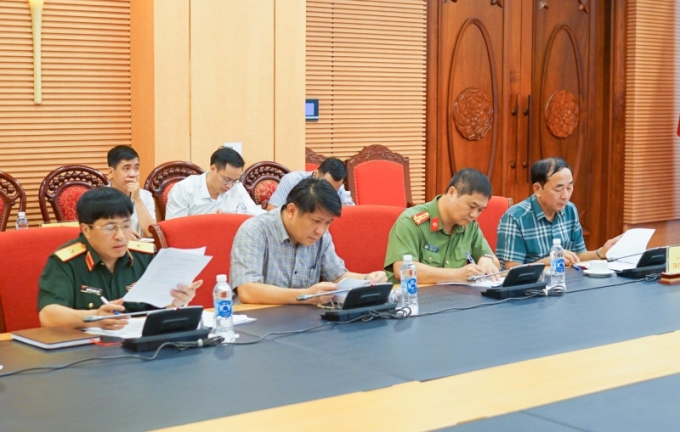 Đại tá Vũ Huy Khánh trình bày báo cáo thẩm tra tại phiên họp.