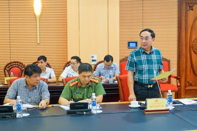 Thứ trưởng Trần Quốc Tỏ trình bày dự thảo nghị quyết tại phiên họp.