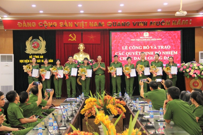 Đại tá, PGS. TS Trần Quang Huyên, Phó Giám đốc Học viện trao quyết định bổ nhiệm chức danh giảng dạy cho các đồng chí tại buổi lễ