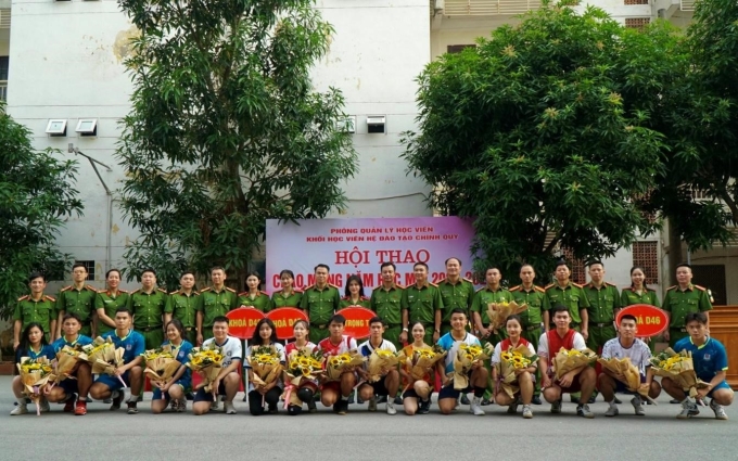 Lãnh đạo Phòng Quản lý học viên chụp ảnh lưu niệm cùng các đội tuyển tham gia Hội thao
