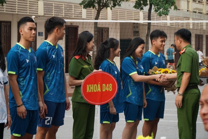 Lãnh đạo Phòng Quản lý học viên trao hoa và cờ lưu niệm cho các đội tuyển