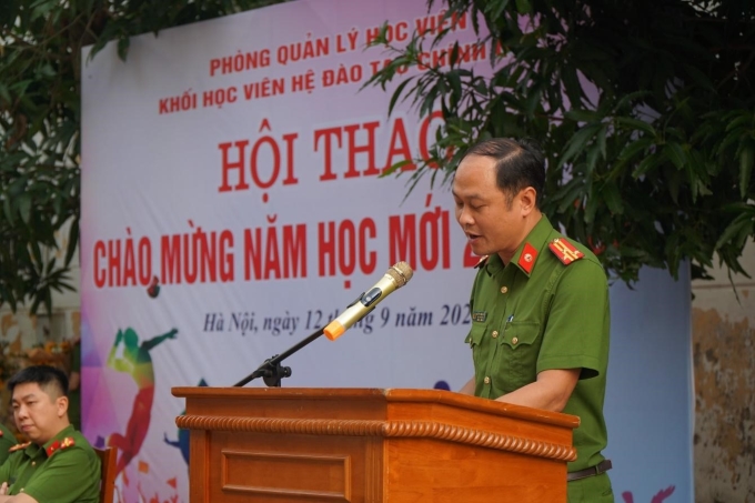 Thượng tá, TS Nguyễn Tiến Dũng, Phó Trưởng phòng Quản lý học viên phát biểu khai mạc Hội thao