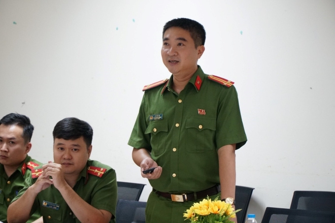Trung tá Lê Văn Tư - Phó Trưởng phòng Quản lý học viên phổ biến quy định về công tác quản lý giáo dục học viên