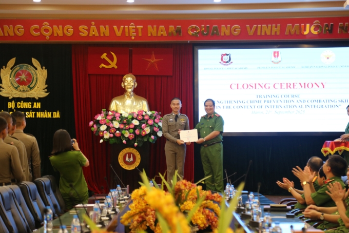 Thiếu tướng, TS Chử Văn Dũng, Phó Giám đốc Học viện trao Chứng chỉ cho các cán bộ, học viên Học viện CSHG Thái Lan