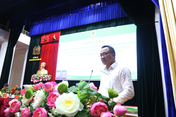 Đồng chí Khuất Việt Hùng, Phó Chủ tịch chuyên trách Ủy ban An toàn giao thông quốc gia phát biểu tại Hội thảo