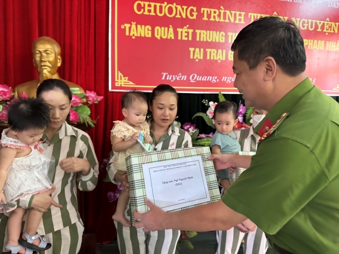 Đồng chí Đại tá, PGS. TS Hoàng Ngọc Bình thăm hỏi, tặng quà Tết Trung thu cho con của phạm nhân tại Trại giam Quyết Tiến