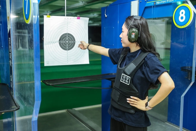 Học viên Ngô Linh Nga thực hiện các động tác kỹ thuật trước khi được trải nghiệm bắn đạn thật tại trường bắn của Đại học CSQG Hàn Quốc