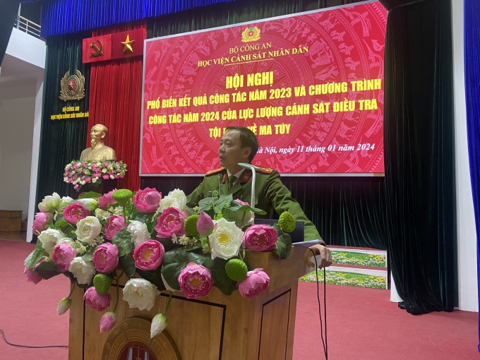Thượng tá, TS Bùi Ngọc Phong - Phó Trưởng khoa Cảnh sát ĐTTP về ma túy báo cáo khái quát kết quả đấu tranh với tội phạm về ma túy năm 2023 của lực lượng Cảnh sát ĐTTP về ma túy