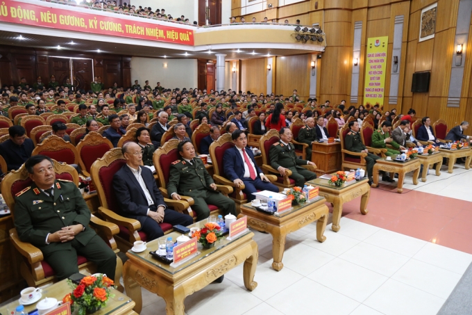 Các đồng chí lãnh đạo và các đại biểu tham dự Hội thảo