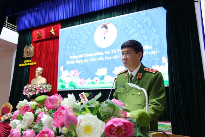 Trung tướng, GS.TS Trần Minh Hưởng, Giám đốc Học viện CSND trình bày báo cáo đề dẫn Hội thảo