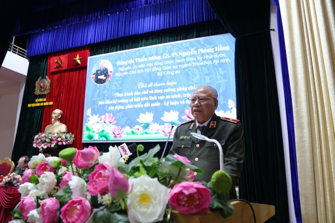 Thiếu tướng, GS. TS Nguyễn Phùng Hồng, nguyên Chủ tịch Hội đồng Giáo sư ngành Khoa học An ninh, Bộ Công an phát biểu tại Hội thảo