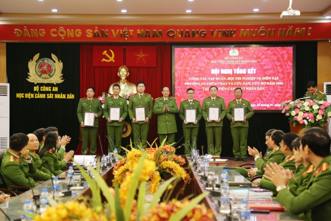 Đại tá, PGS. TS Trần Quang Huyên, Phó Giám đốc Học viện trao giải cho các đội tham gia Hội thi nghiệp vụ - Diễn tập phương án chữa cháy và CNCH