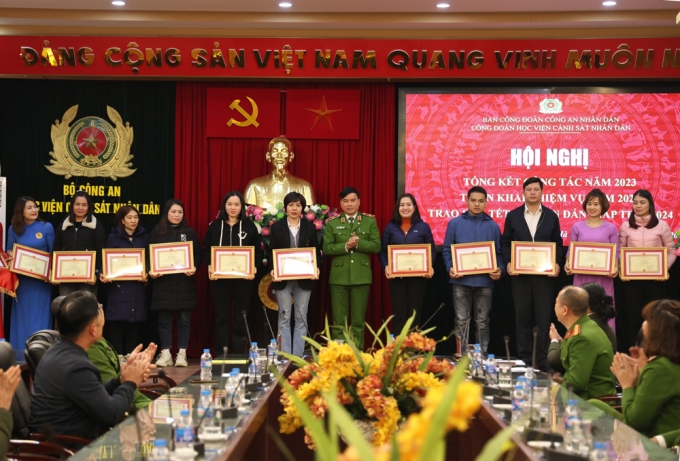 Thiếu tướng, GS.TS Nguyễn Đắc Hoan, Phó Giám đốc Học viện CSND trao Giấy khen cho các tổ chức công đoàn, đoàn viên có thành tích xuất sắc trong năm 2023