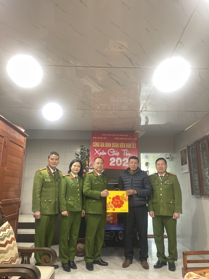 Công đoàn Học viện trao quà hỗ trợ nhân dịp Tết Nguyên đán cho đồng chí Nguyễn Thọ Giang, đoàn viên Công đoàn Đội xe, Phòng Hậu cần, kinh phí hỗ trợ là 06 triệu đồng