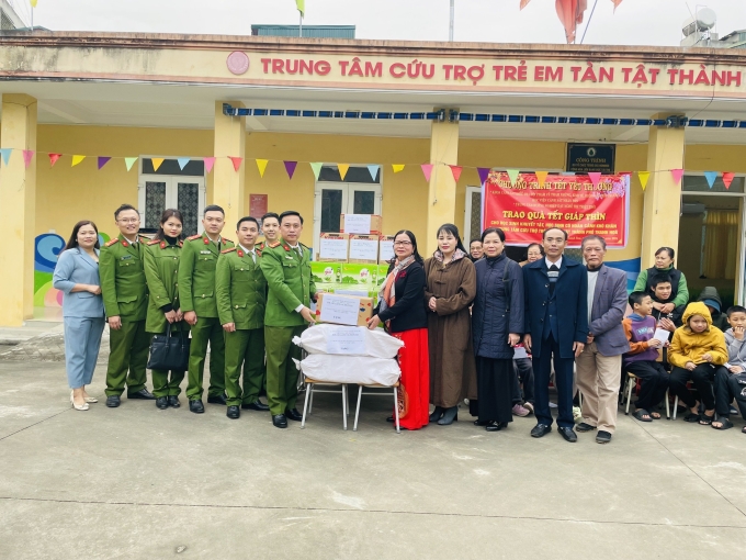 Đại tá, PGS.TS Dương Văn Minh trao quà tặng cho Trung tâm cứu trợ trẻ em tàn tật thành phố Thanh Hóa