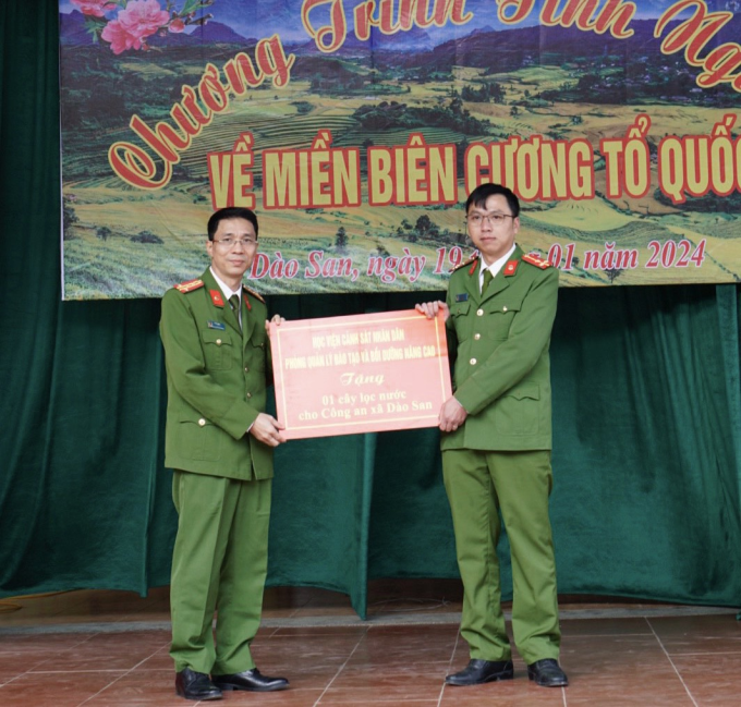 Đại tá, PGS. TS Lê Trung Kiên, Trưởng phòng QLĐT và BDNC trao tặng quà cho cán bộ, chiến sĩ Công an xã Dào San, huyện Phong Thổ, tỉnh Lai Châu