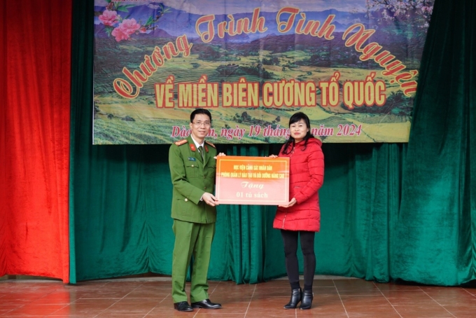 Lãnh đạo Phòng QLĐT và BDNC trao tặng quà cho hai trường Tiểu học, THCS trên địa bàn xã Dào San