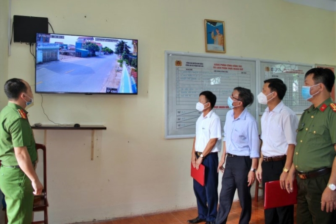 Lãnh đạo Công an tỉnh cùng lãnh đạo UBND huyện Kim Động kiểm tra mô hình “Hệ thống camera giám sát bảo đảm ANTT” - (Ảnh: Công an xã Phạm Ngũ Lão cung cấp)