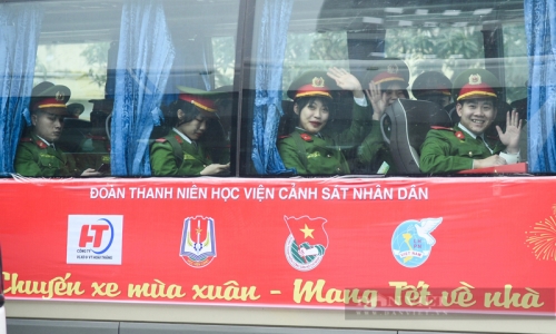 Chuyến xe đưa hơn 300 chiến sĩ Cảnh sát tương lai từ Hà Nội về quê đón Tết