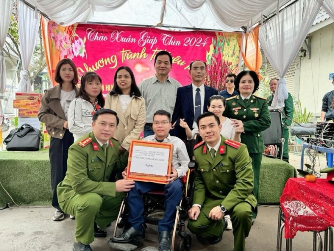 Đại tá, PGS.TS Dương Văn Minh cùng cán bộ, giảng viên trao quà, thăm hỏi, động viên các em khuyết tật, thiệt thòi và thương bệnh binh
