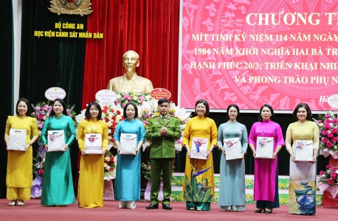Thiếu tướng, GS.TS Nguyễn Đắc Hoan trao tặng những món quà ý nghĩa đến Ban Phụ nữ CAND, BCH Hội phụ nữ Học viện và các đồng chí nữ lãnh đạo, cán bộ Hội chủ chốt