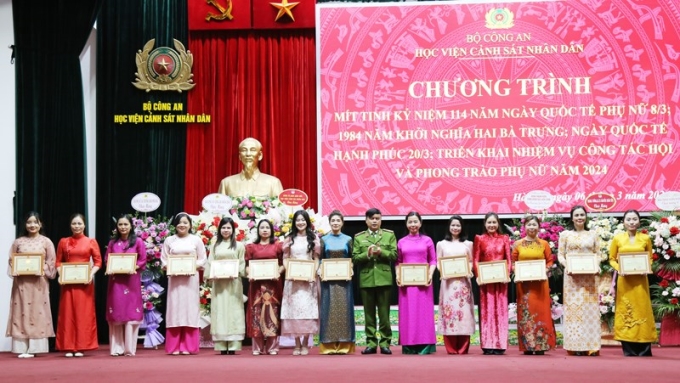 Thiếu tướng Nguyễn Đắc Hoan và Thiếu tướng Ngô Hoài Thu trao thưởng cho tập thể, cá nhân có thành tích xuất sắc trong công tác Hội và phong trào Phụ nữ năm 2023